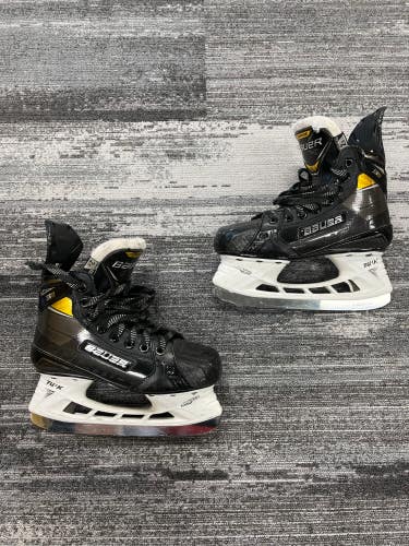Junior Bauer Supreme 3S Pro Hockey Skates Extra Wide Width Size 2.5 (Used)