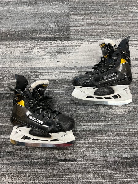 Junior Bauer Supreme 3S Pro Hockey Skates Extra Wide Width Size 2.5 (Used)