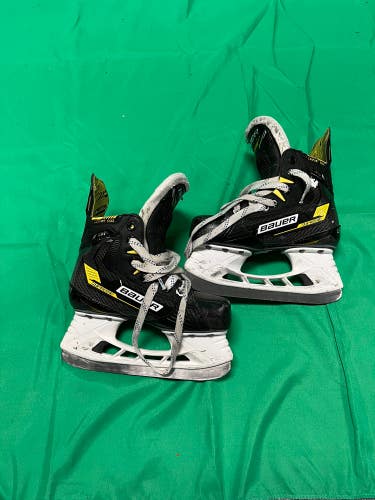 Junior Bauer Supreme M4 Hockey Skates Regular Width Size 1 (Used)