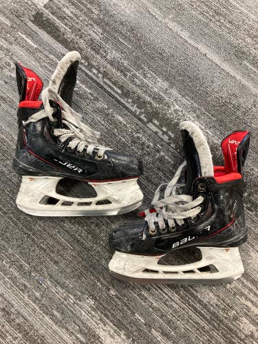 Junior Bauer Vapor 3X Pro Hockey Skates Regular Width Size 1.5 (Used)