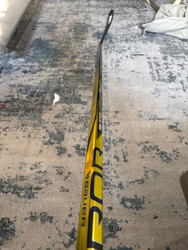 Senior Bauer Vapor Hyperlite 2 Right Handed Hockey Stick P28  (New)