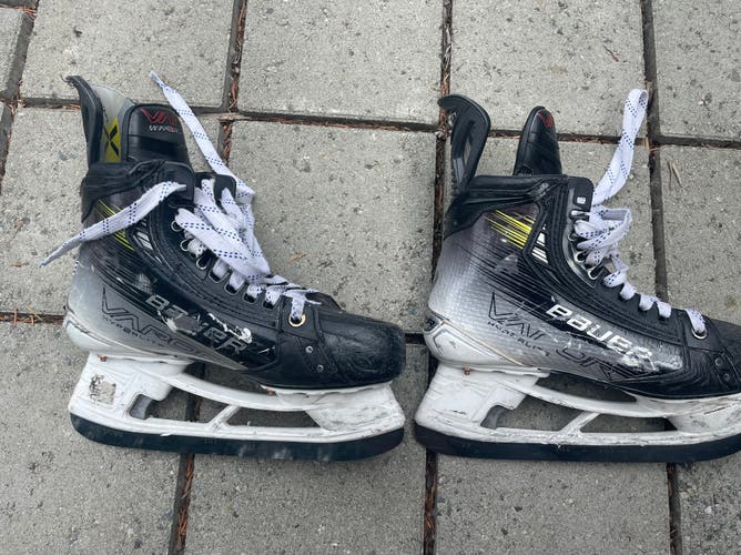 Intermediate Bauer Vapor Hyperlite 2 Hockey Skates Size 5.5 (Used)