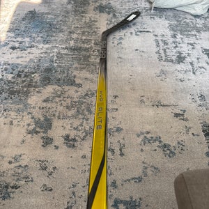 Intermediate Bauer Vapor Hyperlite 2 Right Handed Hockey Stick P92  (New)
