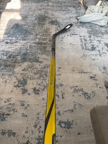 Intermediate Bauer Vapor Hyperlite 2 Right Handed Hockey Stick P92  (New)