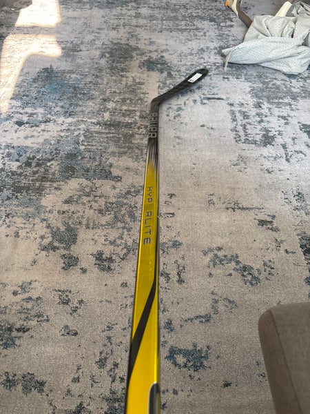 Intermediate Bauer Vapor Hyperlite 2 Right Handed Hockey Stick P92  (New)