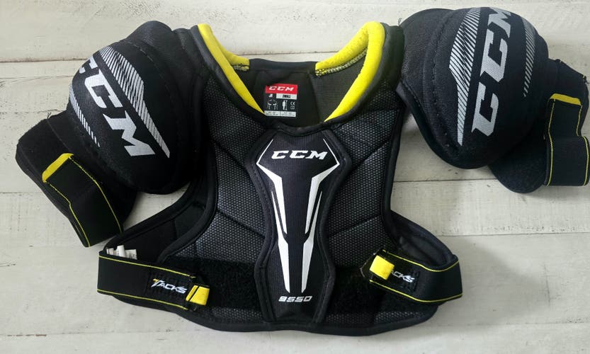 Small Junior CCM Tacks Shoulder Pads (Used)