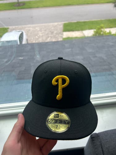 Black Men's 7 1/8 New Era Hat (Used)