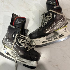 Bauer Vapor Hyperlite Hockey Skates  7.5 (Used)