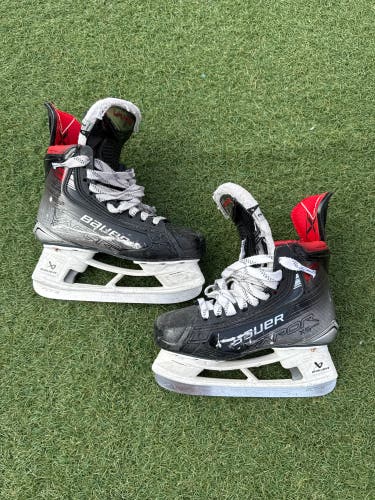 2024 Bauer Vapor 5x pro Hockey Skates Regular Width Size 3 (Used)