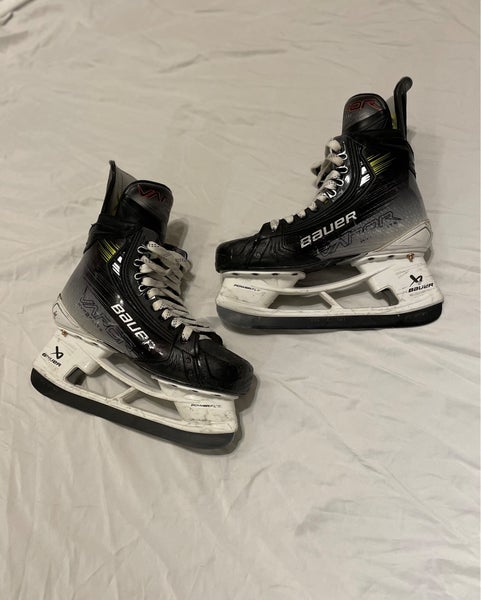 2024 Bauer Vapor Hyperlite 2 Hockey Skates Regular Width Size 6 (Used)