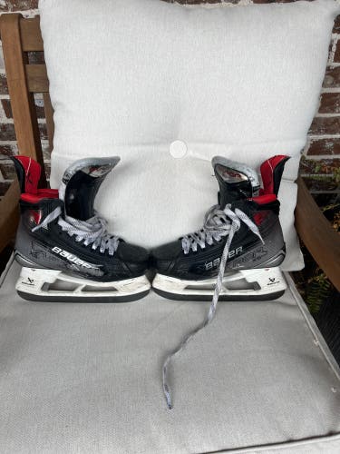 2023 Bauer Vapor 5x pro Hockey Skates Regular Width Size 4 (Used)