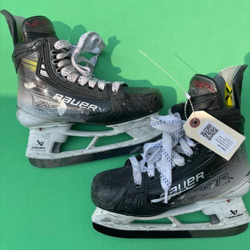 Intermediate Bauer Vapor Hyperlite 2 Hockey Skates Size 4.5 (Used)