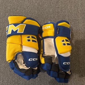 Sweden- CCM HG4P3C Gloves 14" (New)
