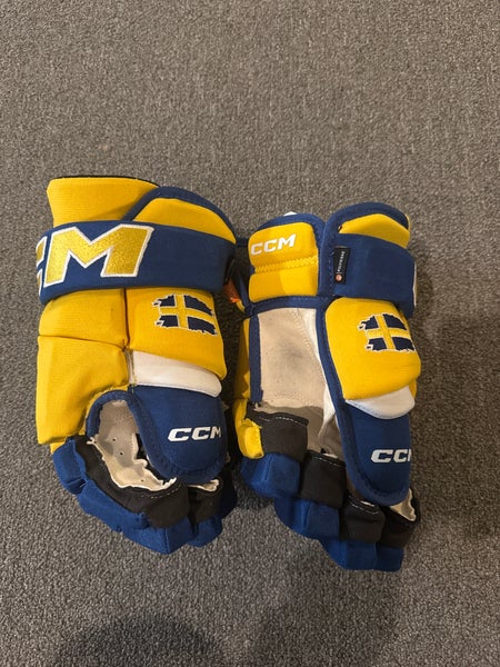 Sweden- CCM HG4P3C Gloves 14" (New)