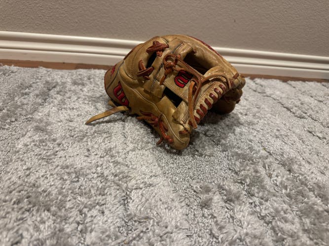 Wilson RH A2000 Baseball Glove 11.75" (Used)