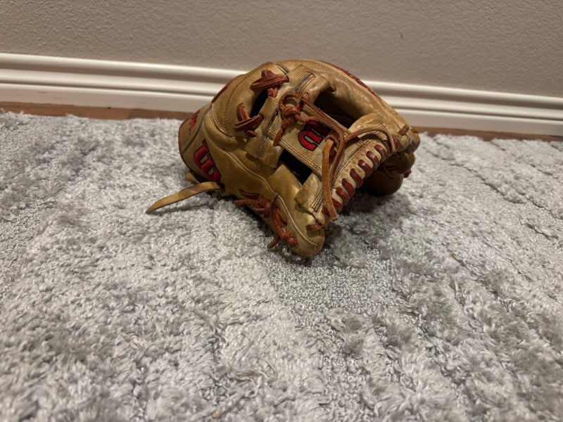 Wilson RH A2000 Baseball Glove 11.75" (Used)