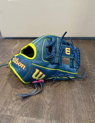 Wilson RH Infield A2000 Baseball Glove 11.5" - Broken In