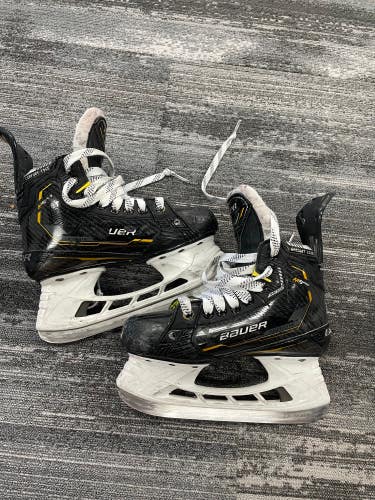 Junior Bauer Supreme M5 Pro Hockey Skates Regular Width Size 2.5 (Used)