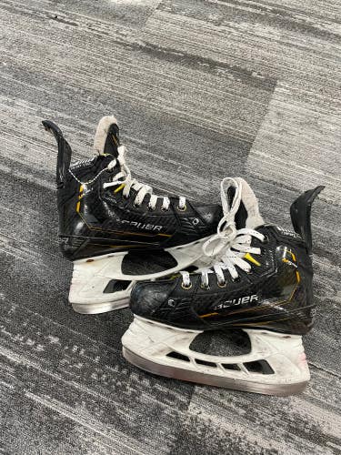 Junior Bauer Supreme M5 Pro Hockey Skates Regular Width Size 1.5 (Used)