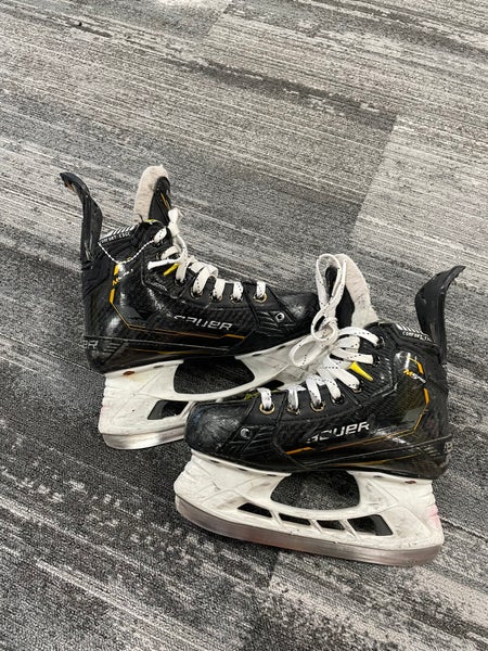 Junior Bauer Supreme M5 Pro Hockey Skates Regular Width Size 1.5 (Used)