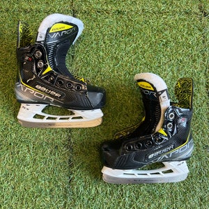 Youth Bauer Vapor 3X Hockey Skates Regular Width 9.0 (Used)