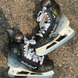 Intermediate Bauer Vapor Hyperlite 2 Hockey Skates | Size 5.5 Fit 1
