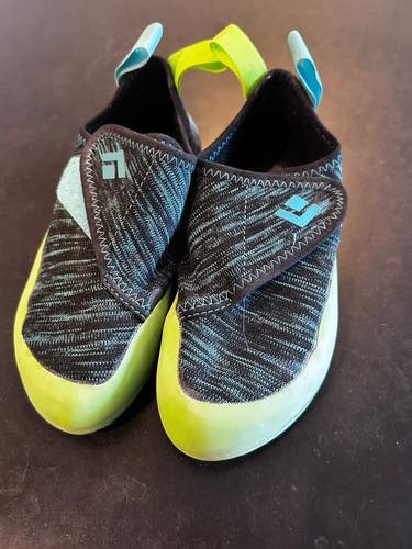 Black Diamond Momentum Climbing Shoes - Kids Size 4