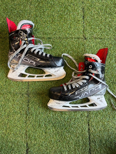 Senior Bauer Vapor X3.7 Hockey Skates Extra Wide Width 7.5 (Used)