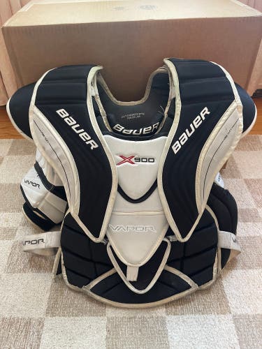 Medium Bauer Vapor X900 Goalie Chest Protector (Used)