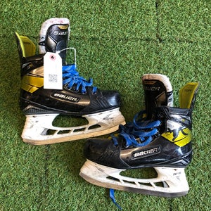 Intermediate Bauer Supreme 3S Hockey Skates Size 4.0 (Used)