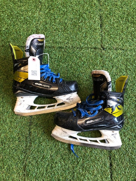 Intermediate Bauer Supreme 3S Hockey Skates Size 4.0 (Used)