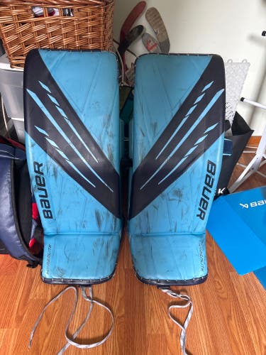 XS  Bauer Hyperlite Goalie Leg Pads (Used)