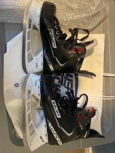 Bauer Vapor X3.5 Hockey Skates Regular Width  Size 2.5 (Used)