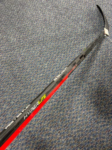 Intermediate Bauer Vapor Hyperlite RH Hockey Stick P28 (Used)
