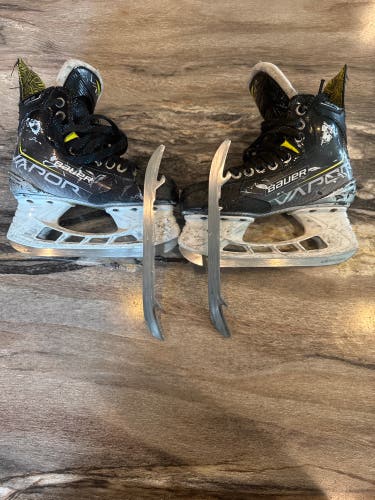 Bauer Vapor 3X Hockey Skates Regular Width Size 2 (Used)