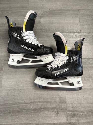 Bauer Vapor Hyperlite 2 Hockey Skates Regular Width Pro Stock Kiersted 8 (Used)