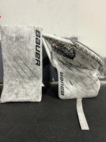 White Senior Bauer Vapor 3X Goalie Gloves & Blockers Regular (Used)