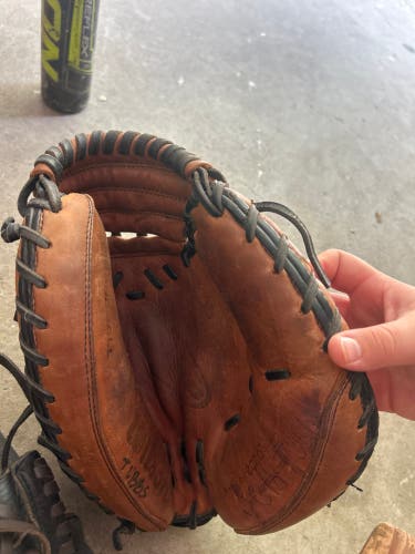 Wilson RH Catcher's A700 Baseball Glove 32" (Used)