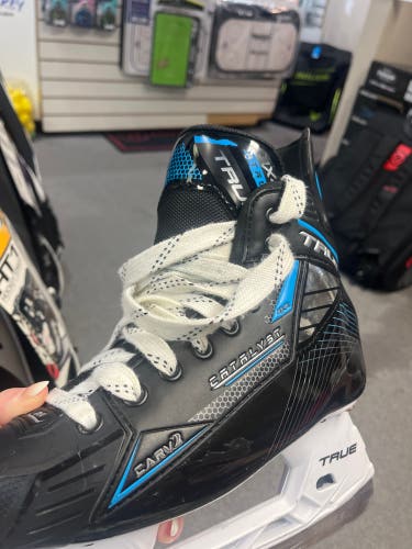 True Catalyst 3X4 Hockey Skates Regular Width  Size 5 (Used)