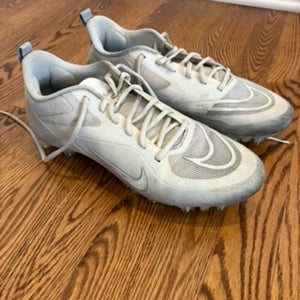 White Men's 10.0 (W 11.0) Nike Low Top Molded Cleats (Used)