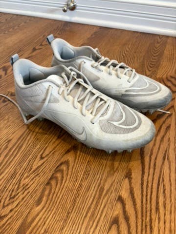 White Men's 10.0 (W 11.0) Nike Low Top Molded Cleats (Used)