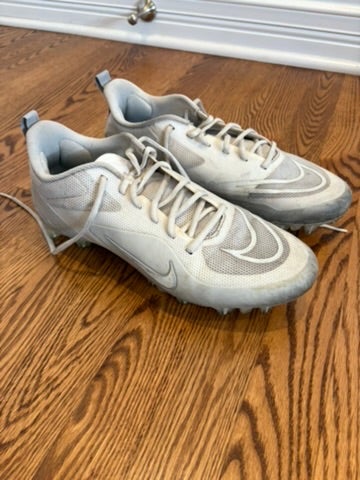 White Men's 10.0 (W 11.0) Nike Low Top Molded Cleats (Used)