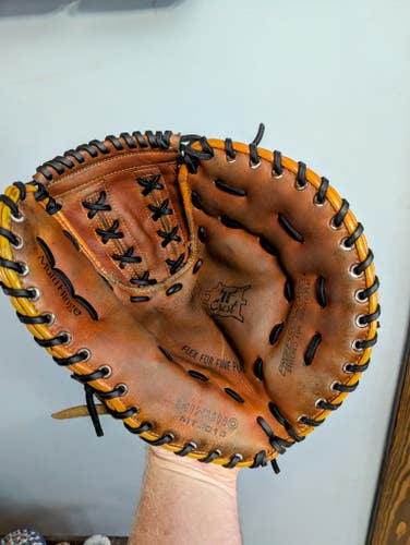 Mizuno RH First Base MT3015 Baseball Glove 12" (Used)