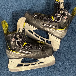 Youth Bauer Vapor 3X Hockey Skates Regular Width 11.5 (Used)