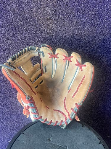 Wilson RH Infield A2000 Baseball Glove 11.5" (Used)