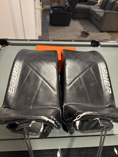 Medium  Bauer Hyperlite Goalie Leg Pads (Used)