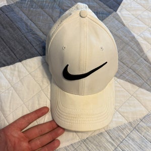 White Men's Large/Extra Large Nike Hat (Used)
