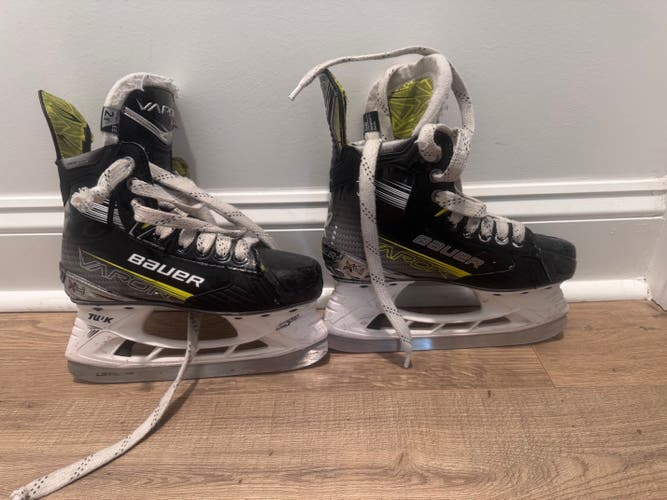 Bauer Vapor X4 Hockey Skates Regular Width Size 2.5 (Used)