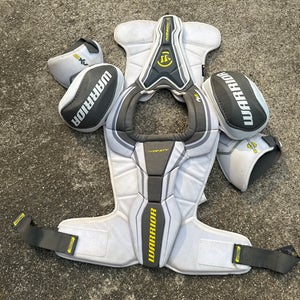 Warrior Dynasty 2XV Shoulder Pads, Senior Medium