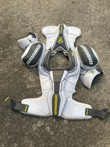 Warrior Dynasty 2XV Shoulder Pads, Senior Medium